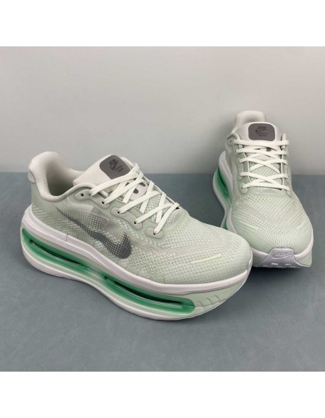 NIKE Vomero Premium